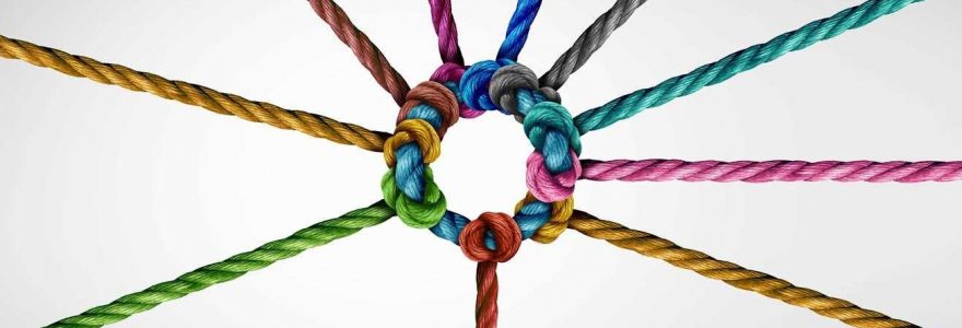 知財電子商取引のネットワーク概念図 | 中心で結ばれた8本のカラフルなロープが広がるイメージ