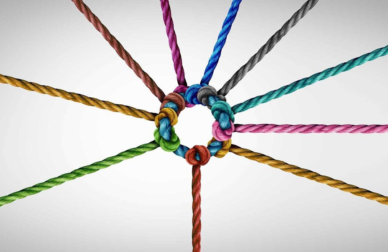 知財電子商取引のネットワーク概念図 | 中心で結ばれた8本のカラフルなロープが広がるイメージ