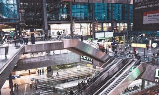 複数階層のエスカレーターと商業施設が織りなす現代的な都市空間
