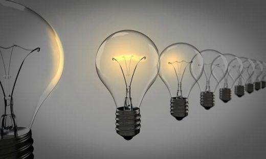 一列に並んだ電球の中で一つが明るく光っている象徴的な写真