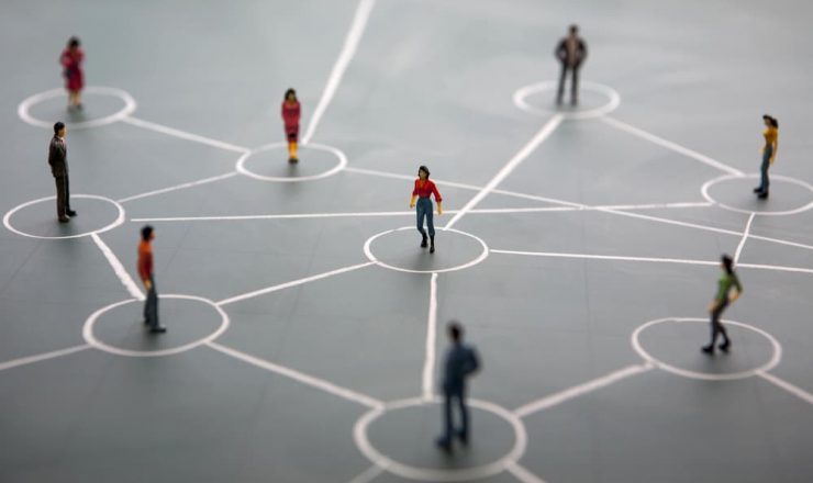 ネットワークでつながる人々のミニチュアモデル。知財管理システムにおける関係性とデータのつながりを表現。