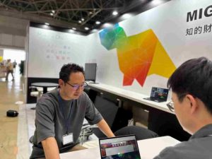 営業G・開発Gリーダの会議＆ブース風景