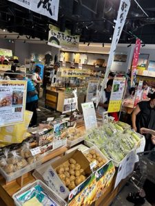 (様々な地域ブランドの製品が並ぶ)