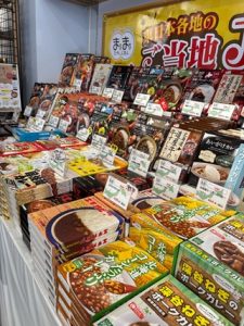 (ご当地カレーもこんなにたくさん)